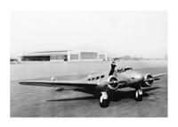 Svartvit flygplansscen med kvinna som vinkar från cockpit-1