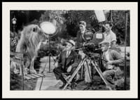 Fekete-fehér jelenet oroszlánnal a padon és filmfelvétellel-2