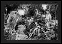 Fekete-fehér jelenet oroszlánnal a padon és filmfelvétellel-4