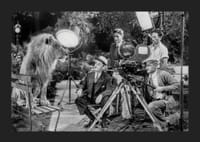 Fekete-fehér jelenet oroszlánnal a padon és filmfelvétellel-5