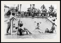 Photographie en noir et blanc d'une fête au bord de la piscine avec baigneurs et spectateurs, années 1930-2