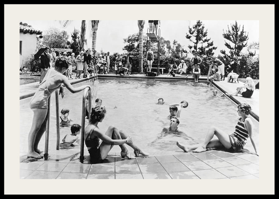 Photographie en noir et blanc d'une fête au bord de la piscine avec baigneurs et spectateurs, années 1930-12