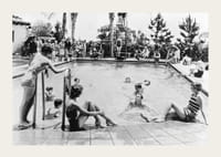 Photographie en noir et blanc d'une fête au bord de la piscine avec baigneurs et spectateurs, années 1930-3