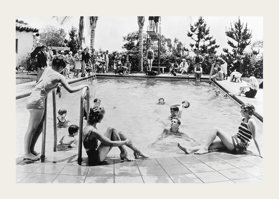 Photographie en noir et blanc d'une fête au bord de la piscine avec baigneurs et spectateurs, années 1930-12