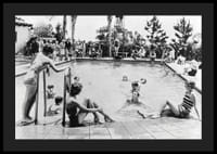 Photographie en noir et blanc d'une fête au bord de la piscine avec baigneurs et spectateurs, années 1930-4
