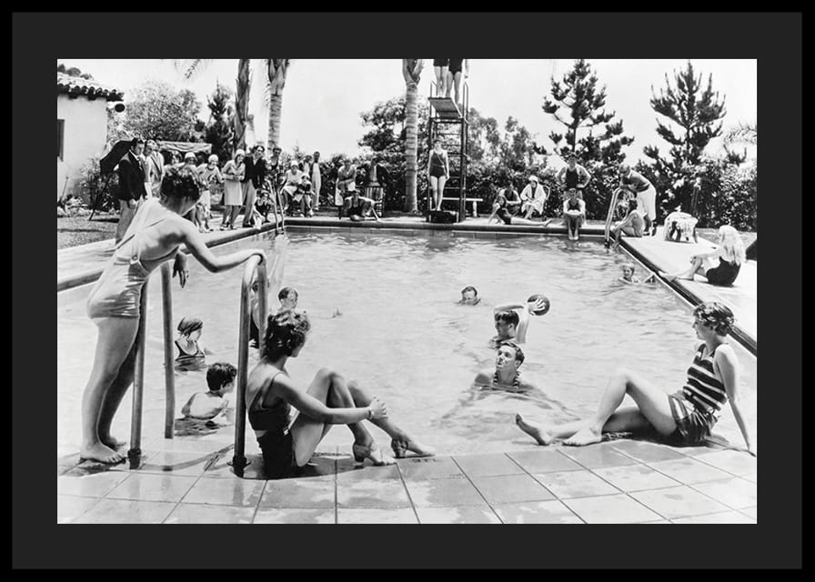 Photographie en noir et blanc d'une fête au bord de la piscine avec baigneurs et spectateurs, années 1930-12