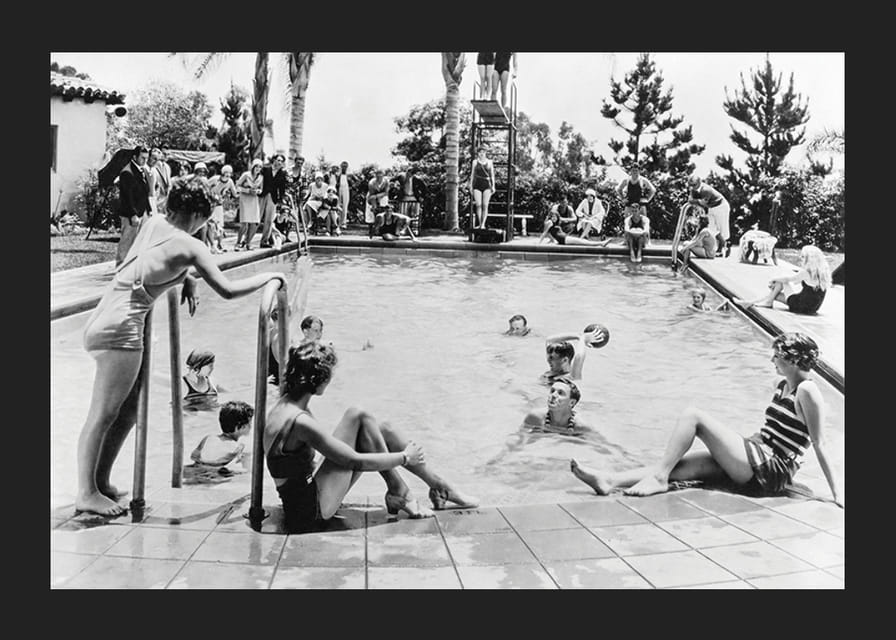 Photographie en noir et blanc d'une fête au bord de la piscine avec baigneurs et spectateurs, années 1930-12