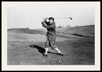 Zwart-witfoto van mannelijke golfer in klassieke kledij-2