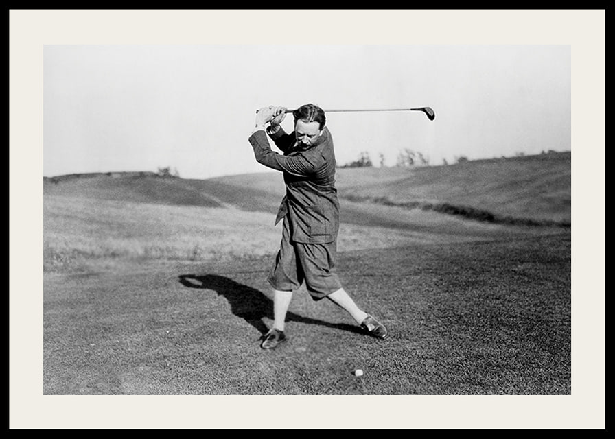 Zwart-witfoto van mannelijke golfer in klassieke kledij-12
