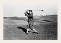 Zwart-witfoto van mannelijke golfer in klassieke kledij-3