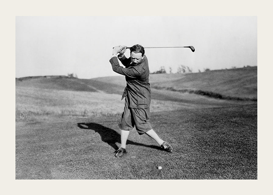 Zwart-witfoto van mannelijke golfer in klassieke kledij-12