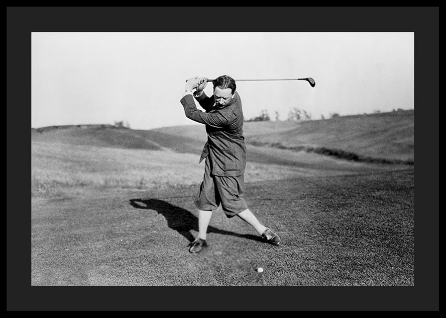 Zwart-witfoto van mannelijke golfer in klassieke kledij-12