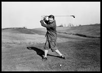Zwart-witfoto van mannelijke golfer in klassieke kledij-6