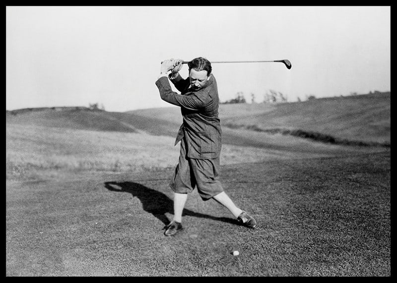 Zwart-witfoto van mannelijke golfer in klassieke kledij-12