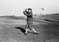 Zwart-witfoto van mannelijke golfer in klassieke kledij-7