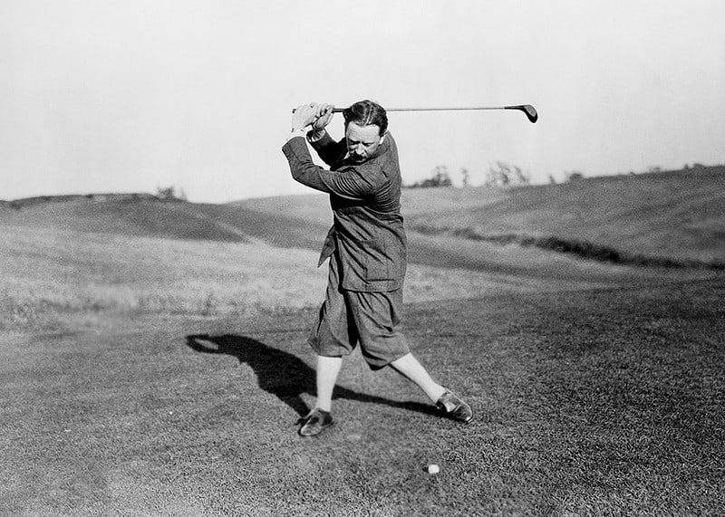 Zwart-witfoto van mannelijke golfer in klassieke kledij-12