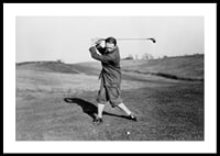 Zwart-witfoto van mannelijke golfer in klassieke kledij-0
