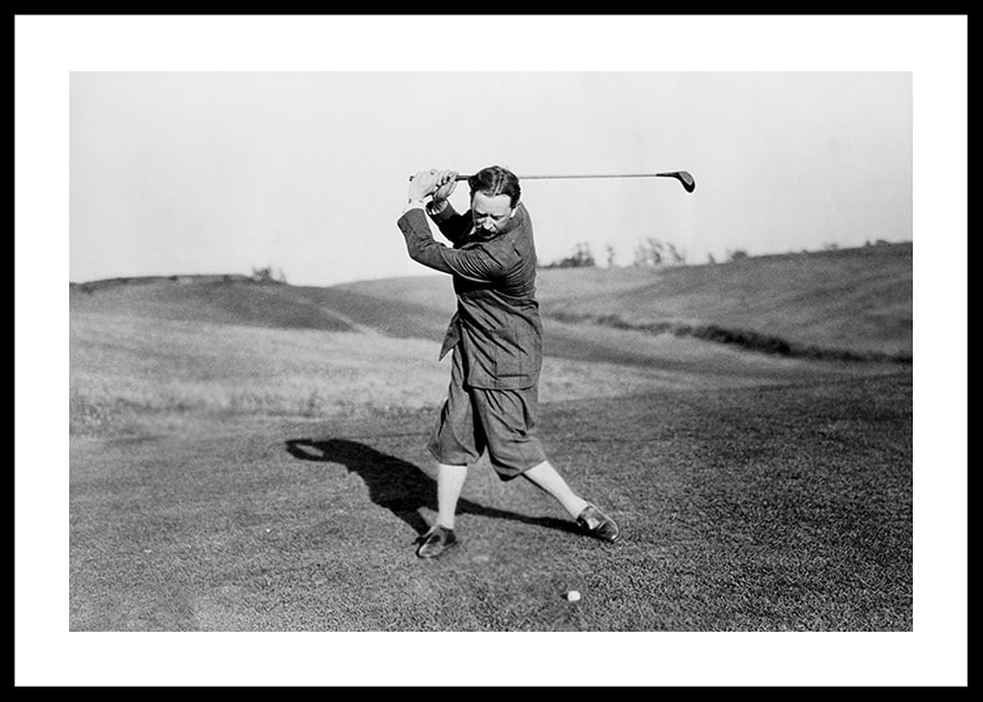 Zwart-witfoto van mannelijke golfer in klassieke kledij-12