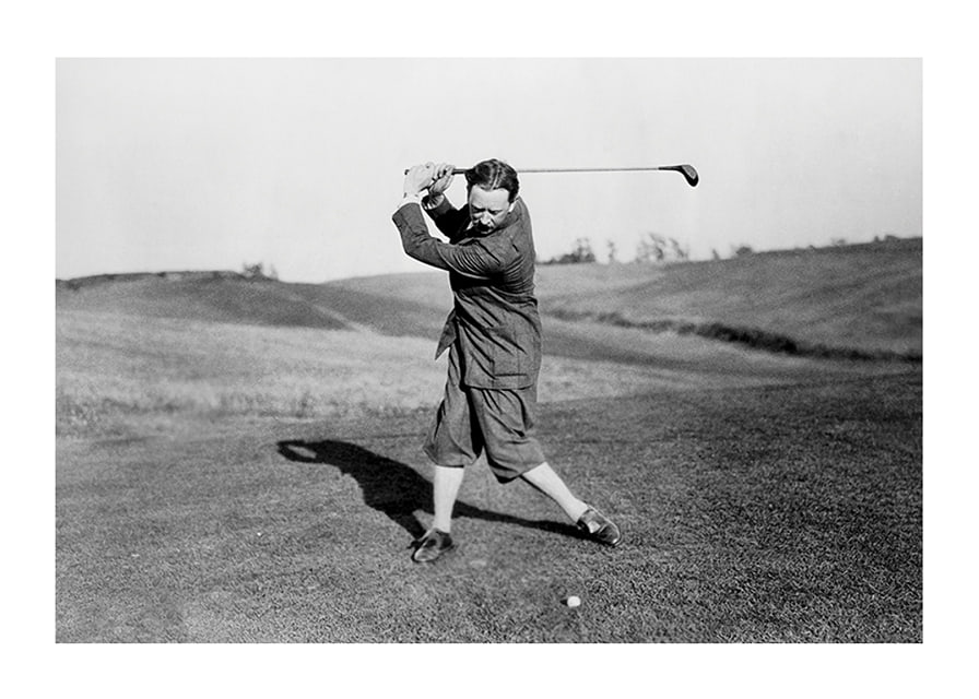Zwart-witfoto van mannelijke golfer in klassieke kledij-12