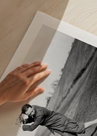 Zwart-witfoto van mannelijke golfer in klassieke kledij-9
