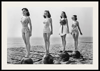 Svartvit vintagefoto av fyra kvinnor i baddräkt på strand-2