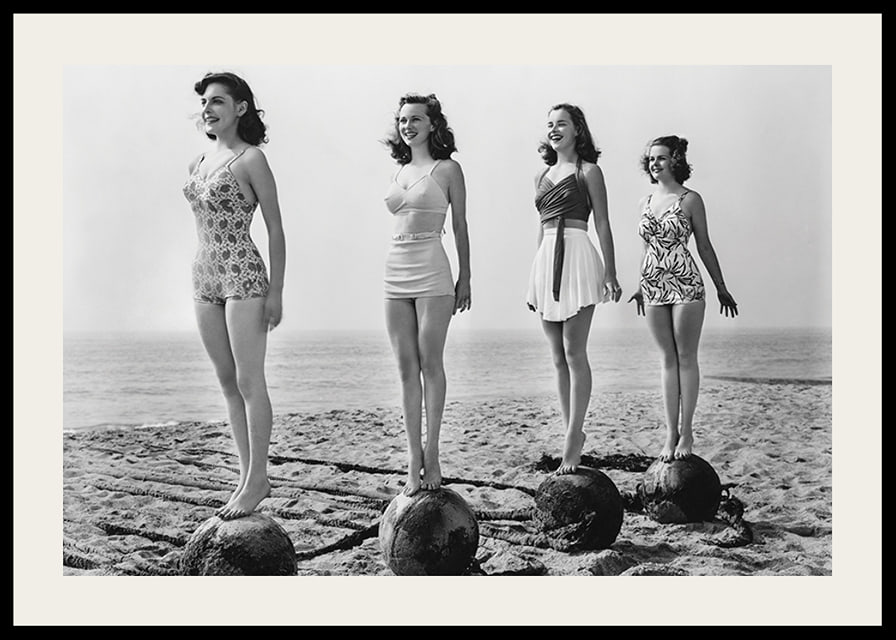 Svartvit vintagefoto av fyra kvinnor i baddräkt på strand-12