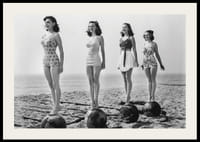 Photo vintage en noir et blanc de quatre femmes en maillot de bain sur la plage-2