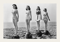 Svartvit vintagefoto av fyra kvinnor i baddräkt på strand-3