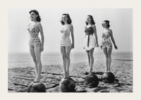 Photo vintage en noir et blanc de quatre femmes en maillot de bain sur la plage-3