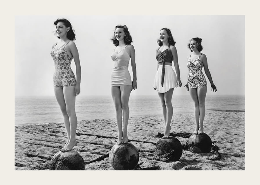Photo vintage en noir et blanc de quatre femmes en maillot de bain sur la plage-12