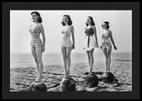 Svartvit vintagefoto av fyra kvinnor i baddräkt på strand-4