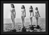 Photo vintage en noir et blanc de quatre femmes en maillot de bain sur la plage-4