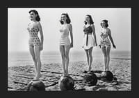 Photo vintage en noir et blanc de quatre femmes en maillot de bain sur la plage-5