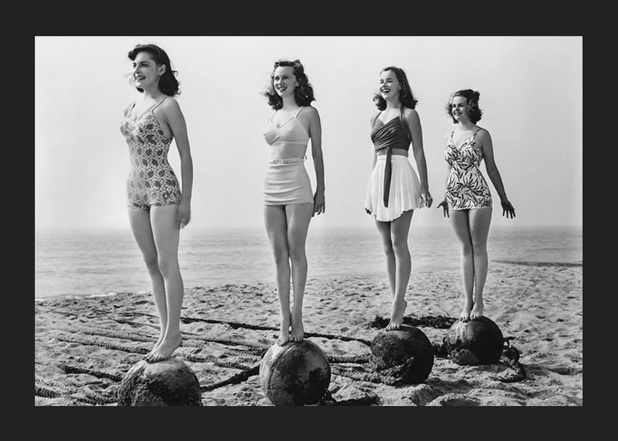 Photo vintage en noir et blanc de quatre femmes en maillot de bain sur la plage-12