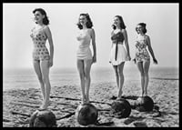 Svartvit vintagefoto av fyra kvinnor i baddräkt på strand-6