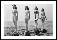 Svartvit vintagefoto av fyra kvinnor i baddräkt på strand-0