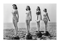 Svartvit vintagefoto av fyra kvinnor i baddräkt på strand-1