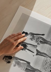 Svartvit vintagefoto av fyra kvinnor i baddräkt på strand-9