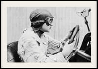 Portrait noir et blanc d'une pilote de course au volant-2