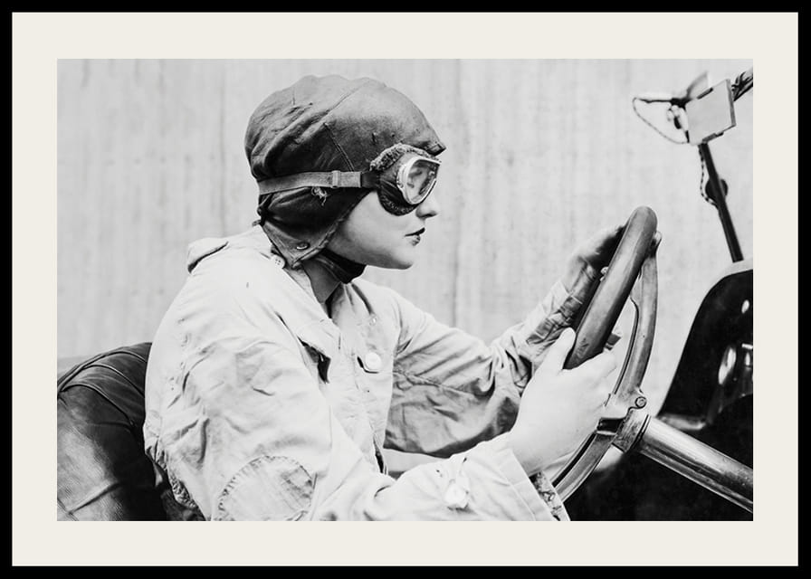 Portrait noir et blanc d'une pilote de course au volant-12