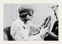 Portrait noir et blanc d'une pilote de course au volant-3