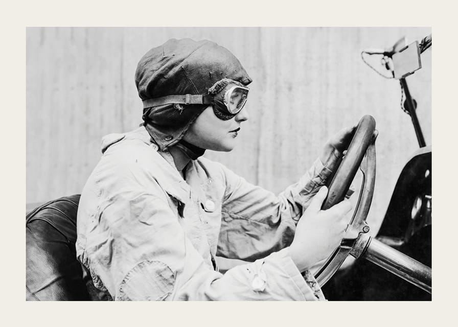 Portrait noir et blanc d'une pilote de course au volant-12