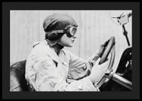 Portrait noir et blanc d'une pilote de course au volant-4