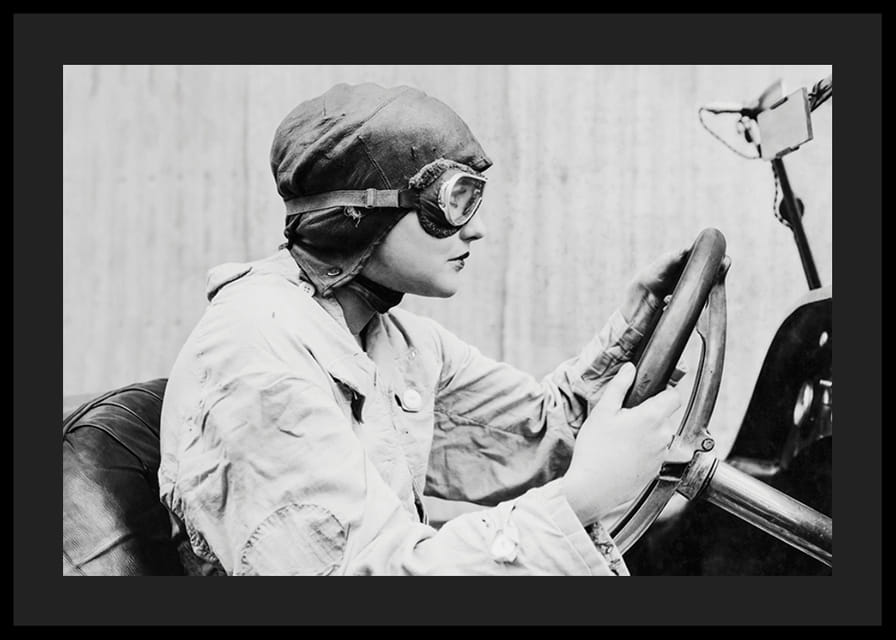 Portrait noir et blanc d'une pilote de course au volant-12