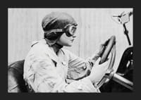 Portrait noir et blanc d'une pilote de course au volant-5