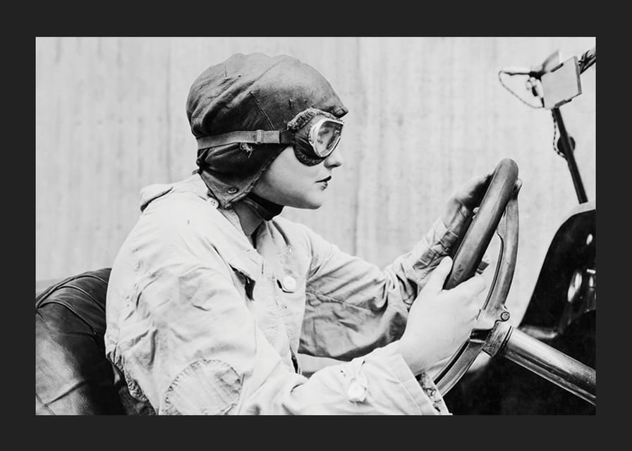 Portrait noir et blanc d'une pilote de course au volant-12