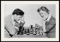 Zwart-witfoto van man en vrouw aan een schaakbord-2