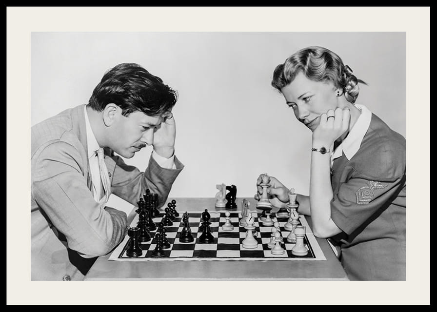 Zwart-witfoto van man en vrouw aan een schaakbord-12