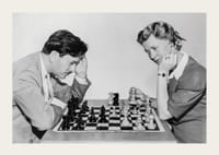 Zwart-witfoto van man en vrouw aan een schaakbord-3