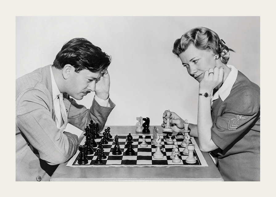 Zwart-witfoto van man en vrouw aan een schaakbord-12